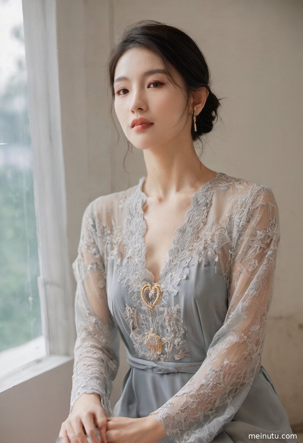 海浪轻拍沙滩，年轻成年女子赤足漫步，享受海边的宁静时光。