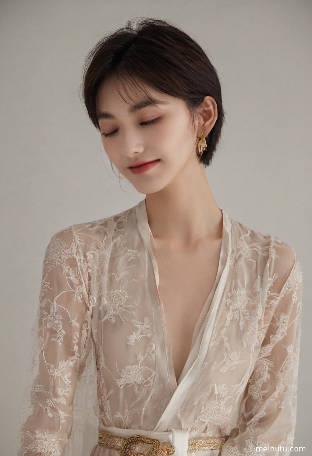 特写镜头下，窗边女性身体曲线被光影勾勒，充满艺术感与诱惑力。