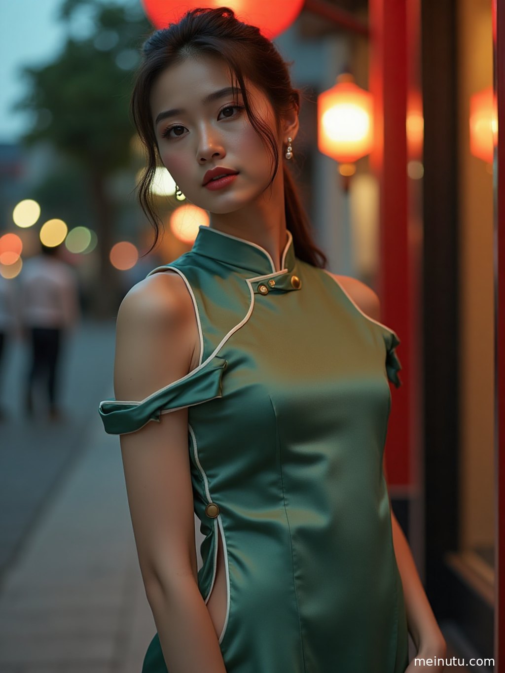 运用三分法构图，将身着白色旗袍的成年女子置于画面中心，突出其迷人气质。
