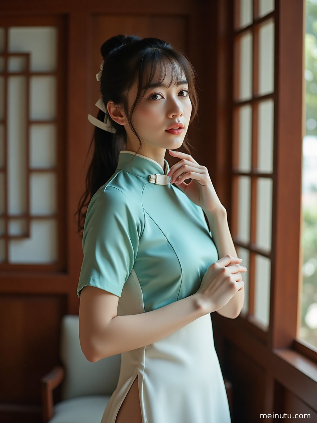 海风吹拂改良旗袍，年轻成年女子在落日余晖下散发东方韵味。