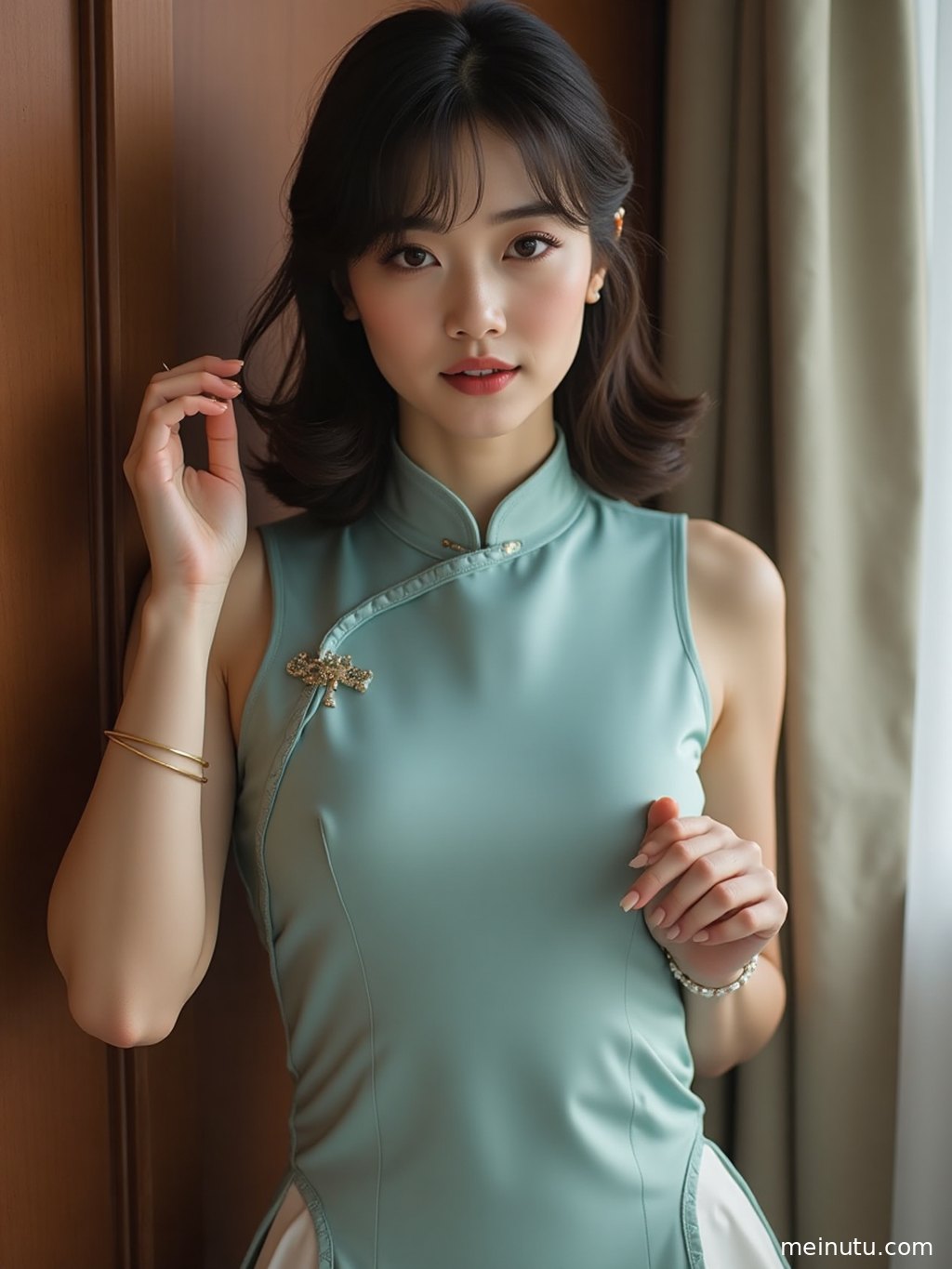 庭院背景与身着旗袍的成年女子身影构成一幅宁静唯美的画面。